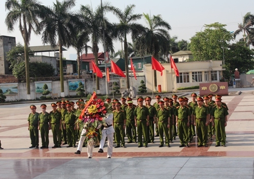 Đảng ủy, Ban Giám đốc và lãnh đạo các đơn vị chức năng dâng hoa, thắp hương tại tượng đài Chủ tịch Hồ Chí Minh
